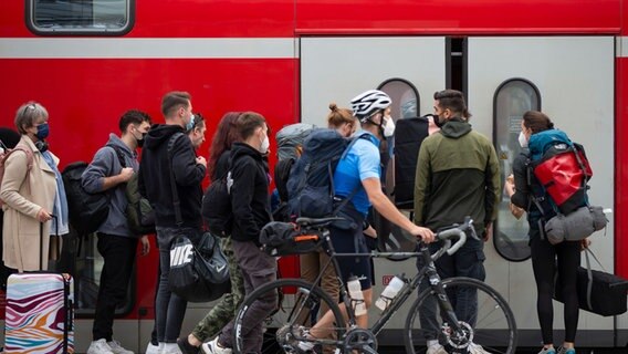 Zahlreiche Menschen stehen vor einem Regionalzug. © dpa Foto: Thomas Banneyer