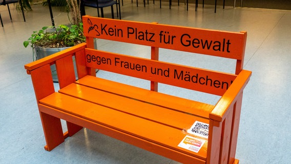 Eine orange Bank mit der Aufschrift: "Kein Platz für Gewalt gegen Frauen und Mädchen". © Stadt Wilhelmshaven 