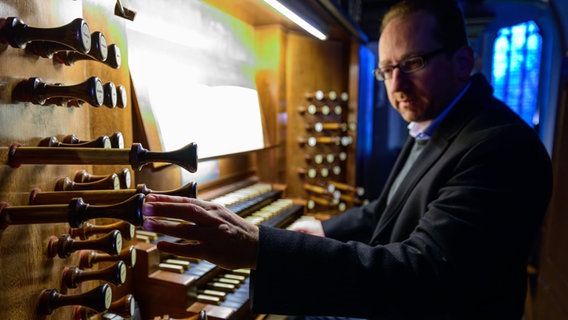 Kirchenmusikdirektor Ulf Wellner spielt an einer Orgel von 1553 in der Lüneburger St. Johannis Kirche © Philipp Schulze/dpa Foto: Philipp Schulze/dpa