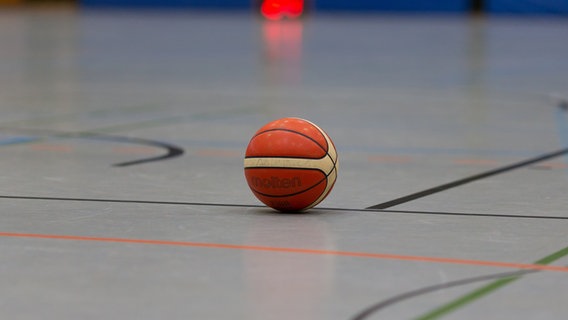 Ein Basketball liegt auf einem Spielfeld. © picture alliance / Fotostand | Fotostand / Gelhot 