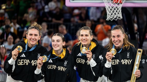 Die 3x3 Basketballerinnen Elisa Mevius, Sonja Grainacher, Marie Reichert und Svenja Brunckhorst zeigen ihre Gold-Medaillen. © dpa - picture alliance Foto: Memmler