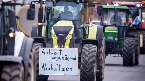 Das Banner eines Treckers auf einer Bauerndemo trägt die Aufschrift: "Antwort ungenügend Nachsitzen" Das Banner eines Treckers auf einer Bauerndemo trägt die Aufschrift: "Antwort ungenügend Nachsitzen" © picture alliance Foto: picture alliance/dpa/dpa-Zentralbild/Jens Büttner