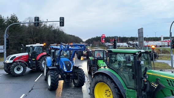 Landwirte blockieren mit ihren Traktoren einen Zubringer zu der A7. © NDR Foto: Jon Mendrala