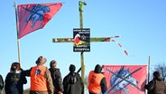 "Grüne Welle brechen, Ampel stoppen" steht auf einem Plakat der Bewegung "Land schafft Verbindung" (LSV) an einem Kreuz mit einem Gummistiefel an der Spitze. © dpa Foto: Lars Penning