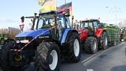 Landwirte nehmen mit ihren Treckern an einer Protestaktion teil. © dpa Foto: Lars Penning