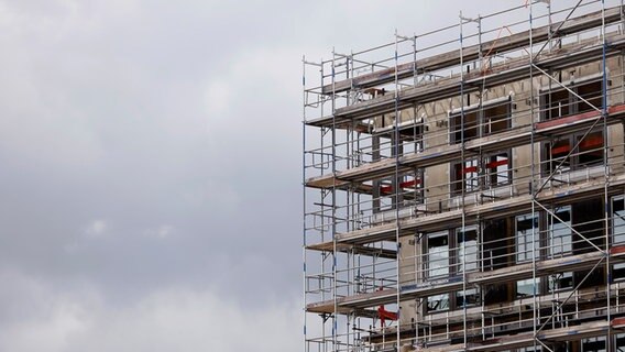 Ein Baugerüst an einem Rohbau eines Hauses. © picture alliance/Geisler-Fotopress Foto: Christoph Hardt