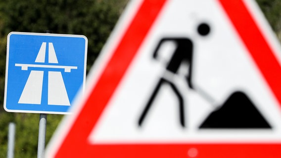 Ein Schild weist auf eine Baustelle auf einer Autobahn hin. © picture alliance Foto: Jan Woitas