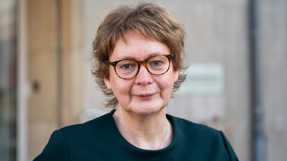 Daniela Behrens (SPD), Niedersachsens Sozial- und Gesundheitsministerin schaut in die Kamera. © Picture Alliance Foto: Julian Stratenschulte