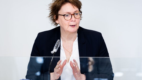 Daniela Behrens (SPD), Gesundheitsministerin von Niedersachsen, spricht in der Landespressekonferenz. © picture alliance/dpa/Moritz Frankenberg Foto: Moritz Frankenberg