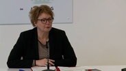 Daniela Behrens (SPD) spricht bei einer Pressekonferenz. © NDR 