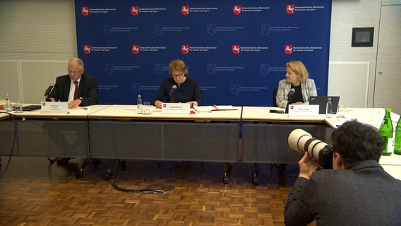 Daniela Behrens stellt den Verfassungsschutzbericht vor. © NDR 