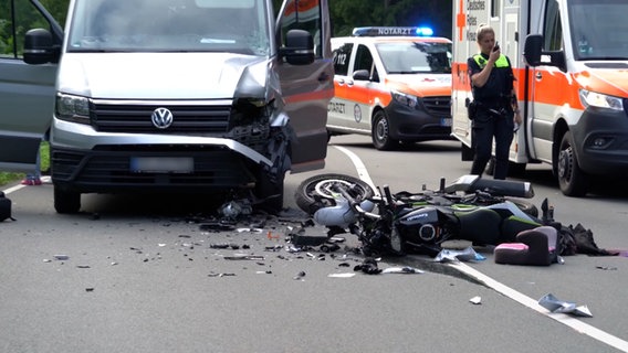 Ein Motorrad liegt nach einem Unfall auf der Straße. Ein Motorrad liegt nach einem Unfall auf der Straße. © NWM