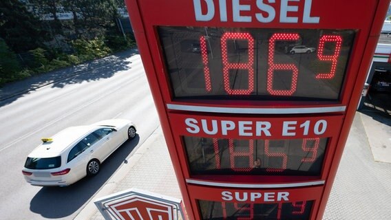 Eine Preistafel zeigt an einer Tankstelle die Benzinpreise an. © dpa-Bildfunk/Sebastian Kahnert/dpa Foto: Sebastian Kahnert/dpa