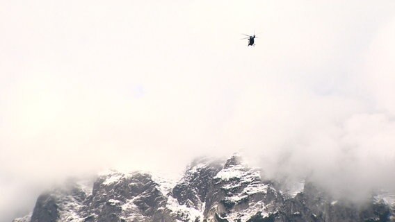 Ein Hubschrauber der Bergwacht fliegt in die Berge. © Bayrischer Rundfunk 