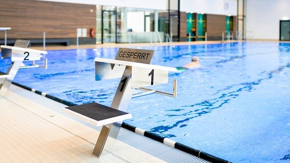Besucher schwimmen in einem Becken vom neuen Badepark Berenbostel. In dem Schwimmbad in der Region Hannover gilt die 2G-Regel zur Eindämmung der Corona-Pandemie. © dpa-Bildfunk Foto: Moritz Frankenberg