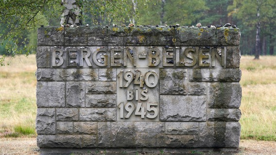 Ein Gedenkstein steht auf dem Gelände der Gedenkstätte Bergen-Belsen © imago images Foto: Ulrich Stamm