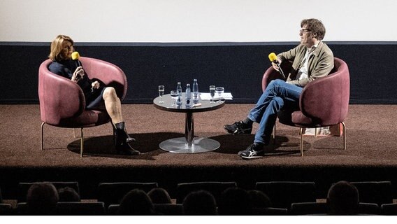 Schauspielerin Senta Berger und Moderator Daniel Kothenschulte sitzen bei einer Veranstaltung im Rahmen des Filmfests Braunschweig auf der Bühne © dpa-Bildfunk Foto: Swen Pförtner/dpa