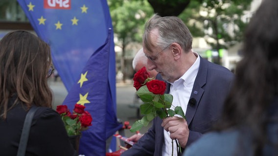Bernd Lange beim Wahlkampf in der Hildesheimer Innenstadt. © NDR 