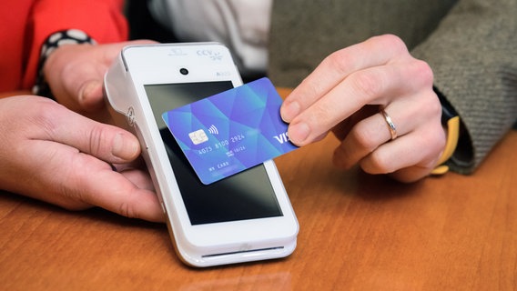 Ein EC-Gerät an das die neue, sogenannte "Social Card", gehalten wird. © dpa-Bildfunk Foto: Julian Stratenschulte