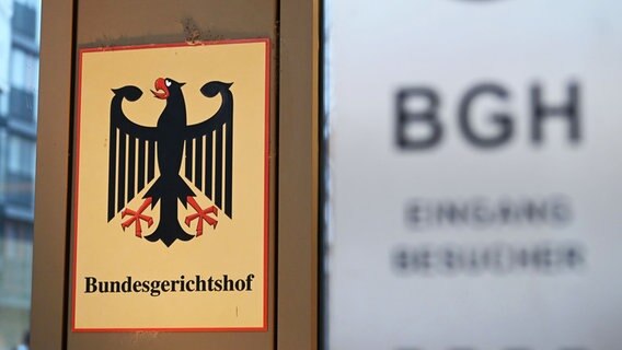 Ein Hinweisschild mit Bundesadler und dem Schriftzug Bundesgerichtshof, aufgenommen vor dem Bundesgerichtshof (BGH). © picture alliance/dpa | Uli Deck 