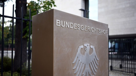 Ein Hinweisschild mit Bundesadler und der Aufschrift Bundesgerichtshof, aufgenommen vor dem Bundesgerichtshof (BGH). © picture alliance/dpa Foto: Uli Deck