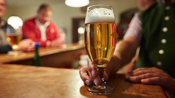 Ein Kellner stellt in einem Wirtshaus ein Bierglas auf Theke. © Herbert Lehmann/ picturedesk. com Foto: Herbert Lehmann