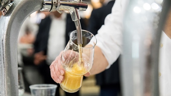 Ein Mann zapft  Bier aus dem Zapfhahn © picture alliance / dpa Themendienst | Christin Klose Foto: picture alliance / dpa Themendienst | Christin Klose