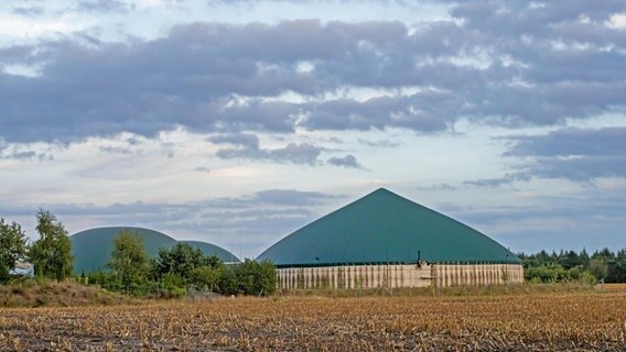 Außenaufnahme einer landwirtschaftlichen Biogasanlage in einem abgeernteten Maisfeld in Niedersachsen. © picture alliance/Zoonar/Katrin MAy Foto: Katrin MAy