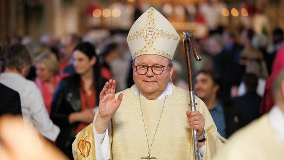 Der ehemalige katholische Bischof Franz-Josef Bode bei seinem Abschiedsgottesdienst. © picture alliance/dpa Foto: Friso Gentsch