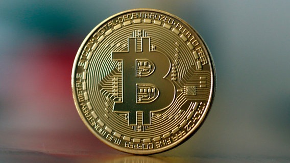 Eine goldene physische Bitcoin-Münze. © picture alliance/dpa Foto: picture alliance/dpa/Ina Fassbender