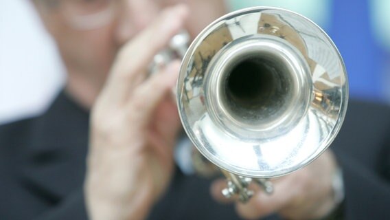 Ein Mann spielt auf einer Trompete. © picture alliance / photothek | Ute Grabowsky Foto: Ute Grabowsky