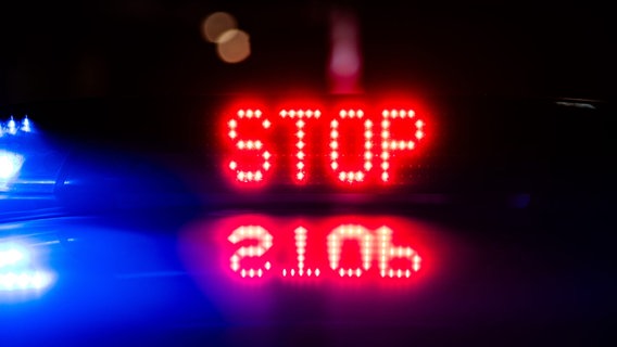 „Stop“ ist auf dem Dach eines Polizeiautos zu lesen. © picture alliance/dpa Foto: Robert Michael