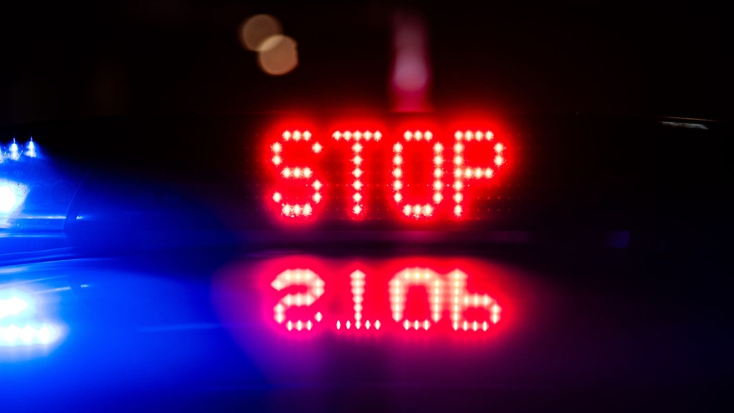 „Stop“ ist auf dem Dach eines Polizeiautos zu lesen.