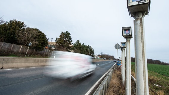 Autos fahren auf der Bundesstraße B6 in der Region Hannover vorbei an einem Streckenradar. © dpa Foto: Christophe Gateau