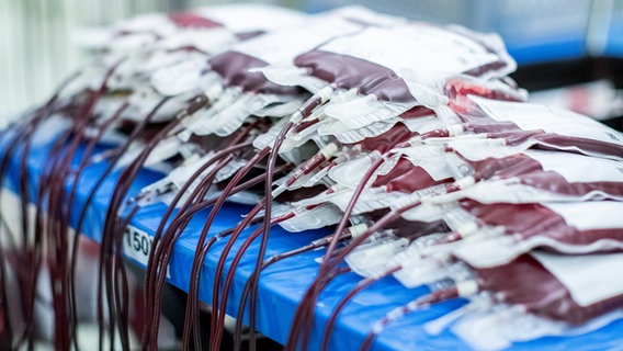 Blutkonserven liegen gestapelt auf einer Ablage. © picture alliance/dpa Foto: Marcel Kusch