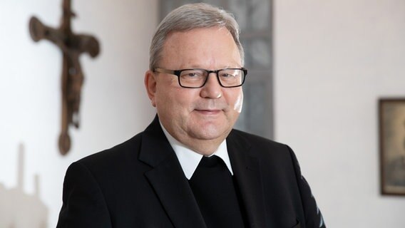 Franz-Josef Bode, Bischof des Bistums Osnabrück, steht im Bischofshaus vor einem Kreuz. © picture alliance/dpa | Friso Gentsch Foto: Friso Gentsch