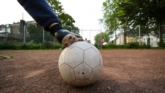 Kinder spielen Fußball auf einem Bolzplatz. © augenklick/firo Sportphoto Foto: Jürgen Fromme