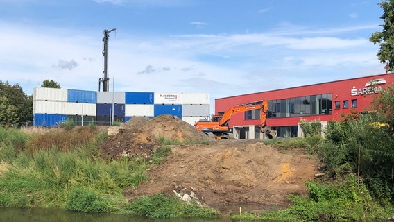 Blindgängerverdacht in Göttingen, Container schützen die Stelle an der S-Arena nahe der Leine. © NDR Foto: Jens Klemp