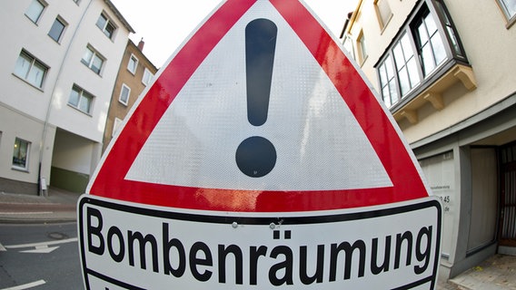 Auf einem Verkehrsschild wird auf eine Bombenräumung hingewiesen. © picture alliance/dpa Foto: Friso Gentsch