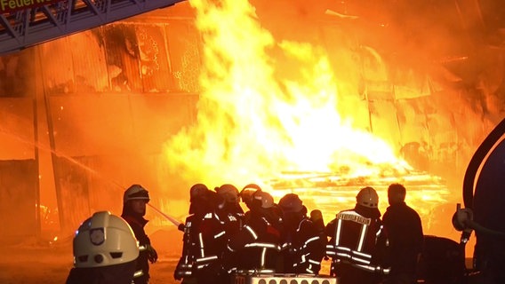 Ein Scheunenbrand auf einem landwirtschaftlichen Anwesen in Bramsche (Landkreis Osnabrück) hat in der Nacht zum Samstag einen Schaden im höheren sechsstelligen Bereich verursacht. © dpa-Bildfunk/Nord-West-Media TV Foto: Ulf Zurlutter