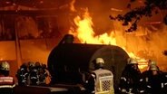 Feuerwehrleute löschen eine brennende Scheune. © Nord-West-Media TV 