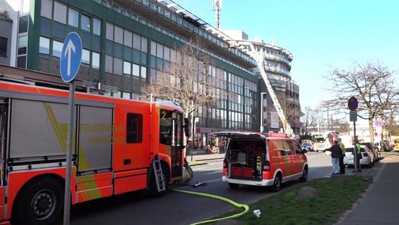 Polizei und Feuerwehr sind in Hannover-Nordstadt vor einem Gebäude mit einem Altenheim im Einsatz. © dpa Foto: -
