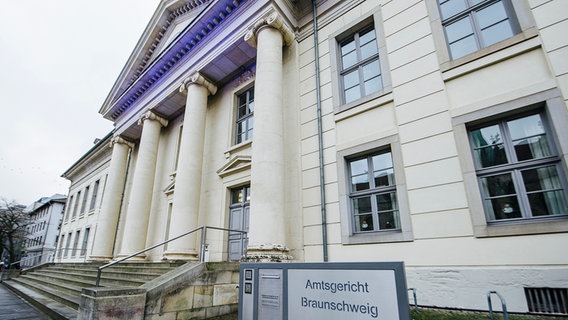 Blick auf den Eingang des Amtsgerichts Braunschweig. © NDR Foto: Julius Matuschik
