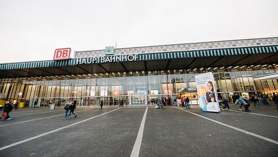 Passanten gehen über den Vorplatz des Hauptbahnhofs in Braunschweig. © NDR Foto: Julius Matuschik