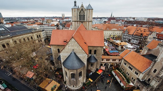 Blick von oben auf den Braunschweiger Dom in der Innenstadt. © NDR Foto: Julius Matuschik
