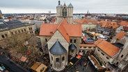 Blick von oben auf den Braunschweiger Dom in der Innenstadt. © NDR Foto: Julius Matuschik