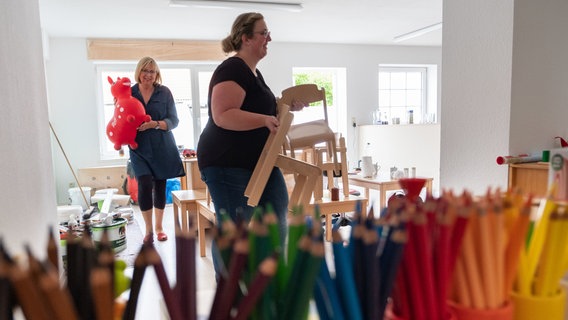 Niedersachsen, Gifhorn: Linda Minkus (r.), Leiterin der Kita, und Ingetraut Steffenhagen, Mitarbeiterin, richten die Räume zur Eröffnung des neuen christlich-muslimischen Kindergarten "Abrahams Kinder" in Gifhorn ein. © dpa-Bildfunk Foto: Peter Steffen