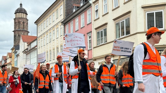 Ärzte streiken in Göttingen . © NDR Foto: Benedikt Bathe