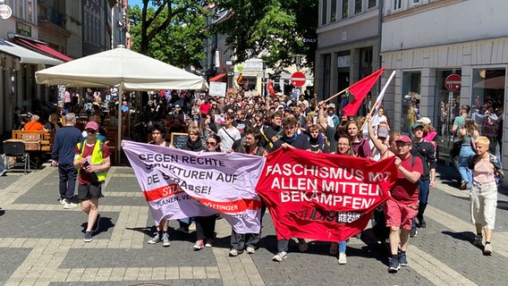 Mit Bannern und Fahnen zieht eine Demonstration durch die Göttinger Innenstadt. © NDR Foto: Bärbel Wiethoff