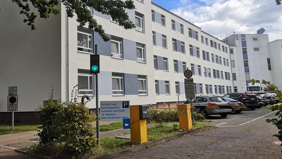 Das Bettenhaus des Agaplesion Krankenhauses in Holzminden. © NDR Foto: Marco Schulze